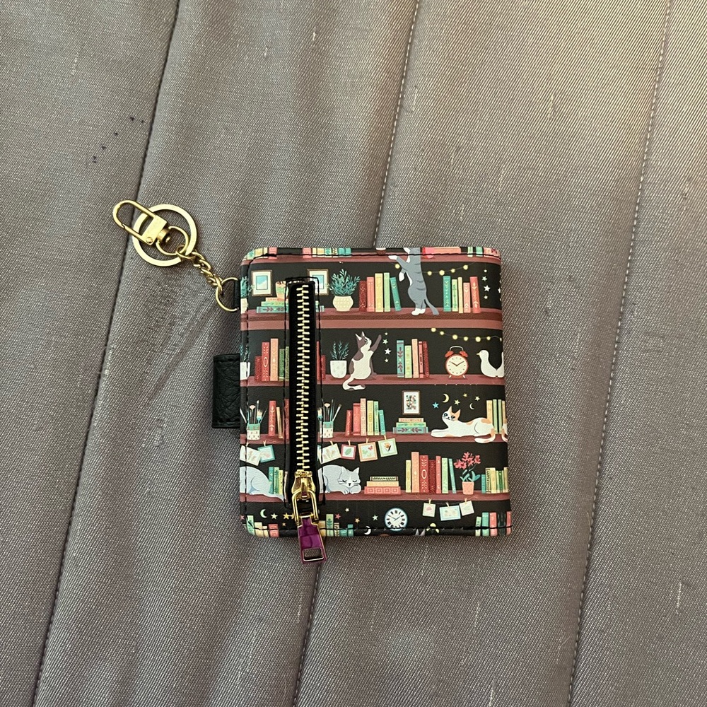 Women’s Bistup Cat/Book Wallet - Like New - Picture 3 of 4
